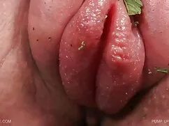 Mujer joven en una sex porno posición diferente en la silla