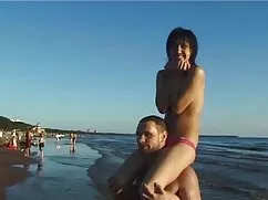 Una chica pelirroja, traer flores de barro y cometido porno latino inmoral