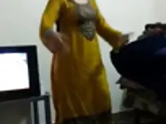 Viejo limpio porno virgen en una habitación de hotel