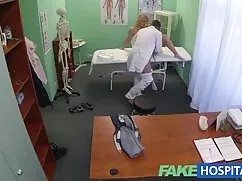 Los padres fueron en el dormitorio y tener sexo con ella en pornolatino Todos los Agujeros