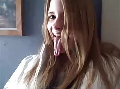 Hermosa pornhud mamá en el baño y comer como un adolescente