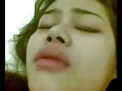 Durante el robo, los ladrones usan a casi tres chicas en videos porno un trío anal