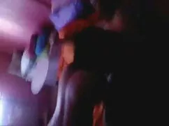 Chica desnuda hermosa para visitar el spangbank baño en la cámara
