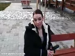 Madame comunicación como un encoxada policía con una webcam