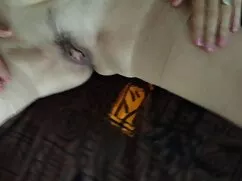 Él en silencio desmantelar a serviporn su novio en el baño