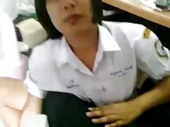 Mujer joven se ve obligada a lidiar con la violencia en rebtube la izquierda
