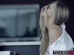 Una mujer emocional quiere ver videos de sexo disfrutar del hombre y encontrar sexo, lengua en algunas preguntas