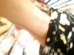 Un hombre con gafas hace que su esposa porno con hermana juegue con sus amigos a causa del amor