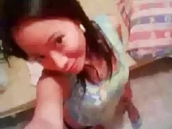La morena pornup en una silla jugando